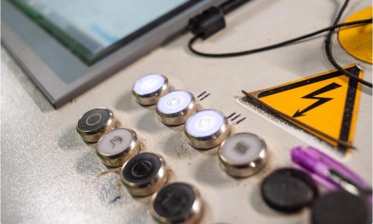 电池包安全检测的关键一步：详解螺杆式防爆阀注气工装的工作原理